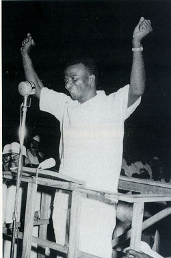 Sylvanus olympio proclamant l'indépendance du Togo