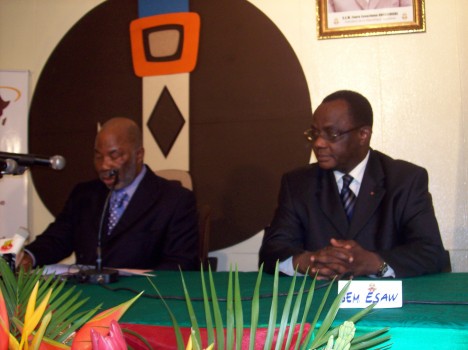 De la droite à la gauche Koffi Esaw le ministre togolais des affaires étrangères et Gervais Koffi DJONDO le président du Conseil d’Administration d’ASKY (photo : Sylvio Combey)