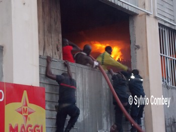 Des sapeurs pompiers ghanéens pour éteindre les flammes à l'intérieur même
