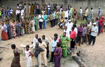 Des togolais en rang pour aller voter (archives crédit Reuters)