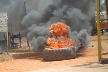 Scène de manifestation à Dapaong, pneu brûlé
